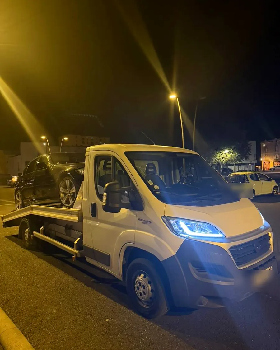 Dépanneuse plateau Dépannage Express remorquant un véhicule de nuit à Blois